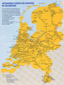 883623 Gestileerde kaart van het Nederlandse spoorwegnet met daarop aangegeven de stations en de afstanden in ...